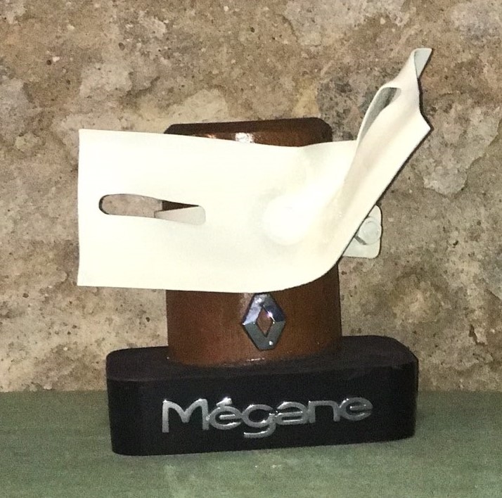 Renaud Mégane , et poteau en bois , 2021 , Sculpture monumentale et mémoriale moderne. Cabreraun
