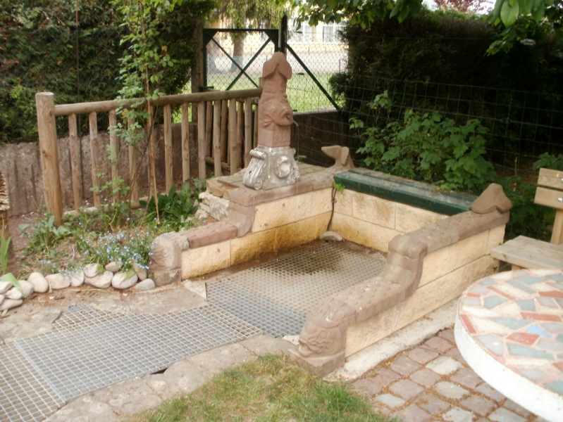 Fontaine poisson dragons et jardin , Sculpture monumentale. Cabreraun