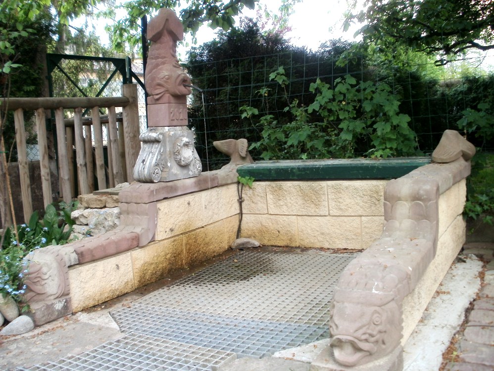 Fontaine poisson et dragons , Sculpture monumentale. Cabreraun