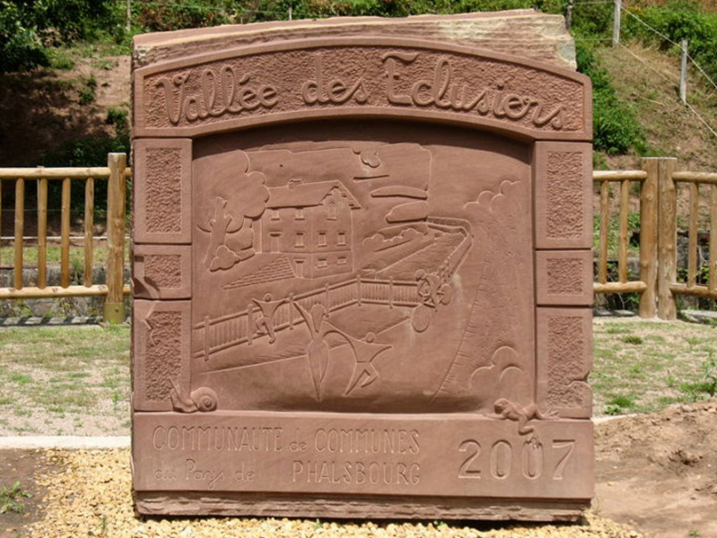 Stèle de la vallée des éclusier , Sculpture monumentale. Cabreraun