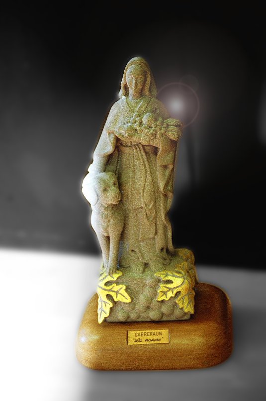 La nature , 'Vierge' chien et fruits , feuilles d'or sur feuilles de pierre de feuilles de chêne, Sculpture . Nature, 'virgin' , dog , fruits and gold leafs. Cabreraun